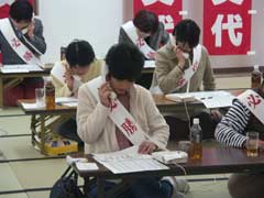 写真:本部事務所で、最後のお願いをする電話部隊