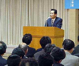 リベラル市民講座 演壇で講演中の白川